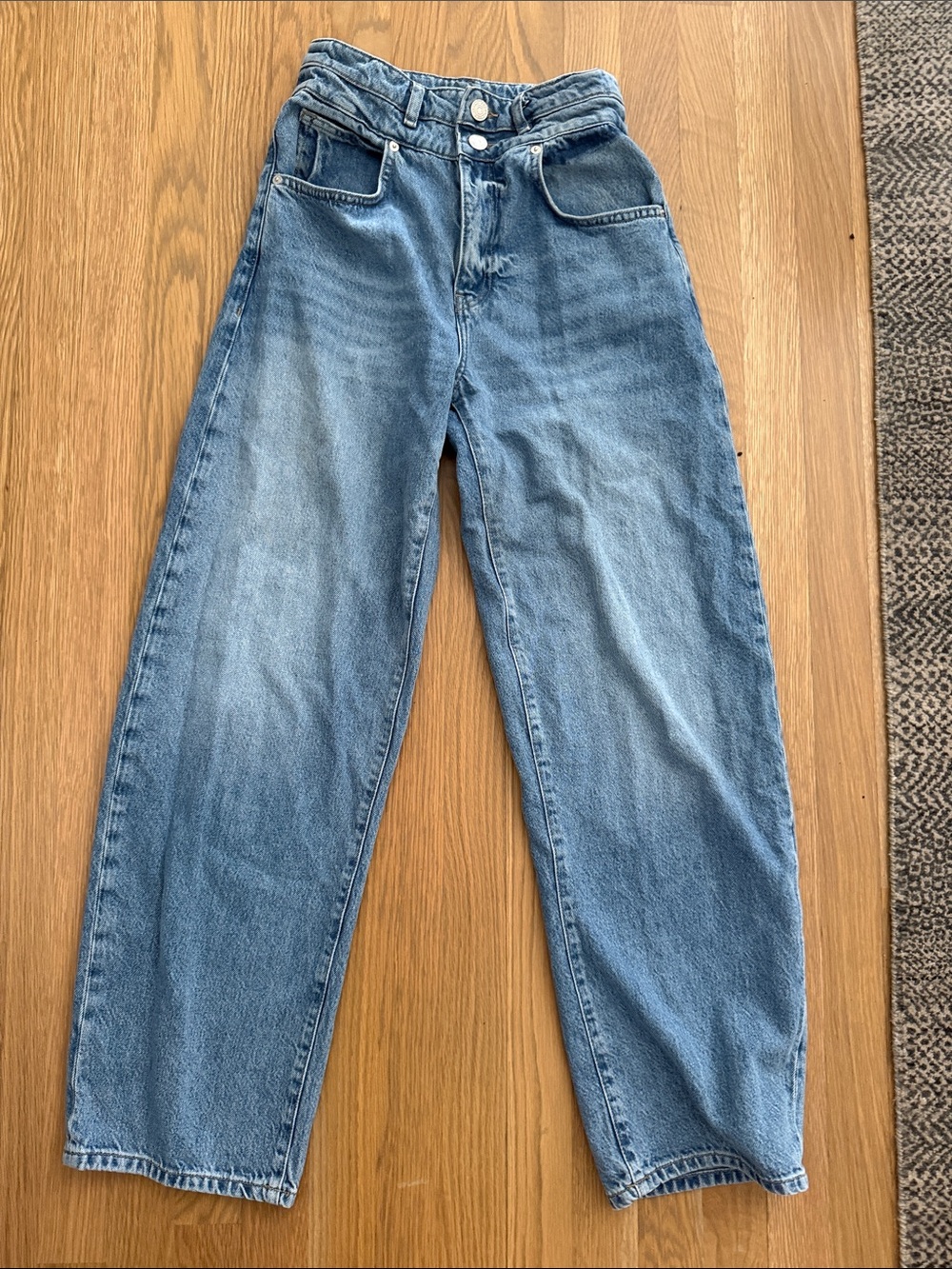 Frame Denim High-Rise Wide-Leg Jeans. Double button.